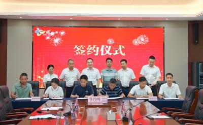 咸安区5个招商重点项目集中签约，涉及高端装备制造、清洁能源、新材料等多领域