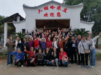 浮山街道香城社区：金秋田园暖银龄 浓情社区话幸福