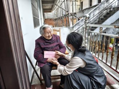 咸安区妇联：爱暖重阳访故交 情系巾帼话初心