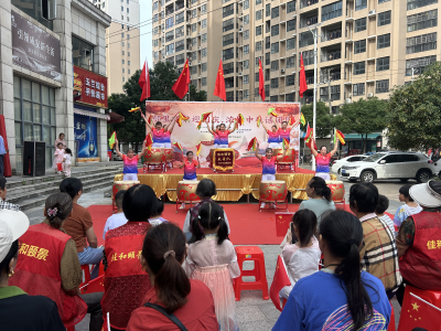 凤凰社区：邻里齐聚迎国庆，浓情中秋话团圆