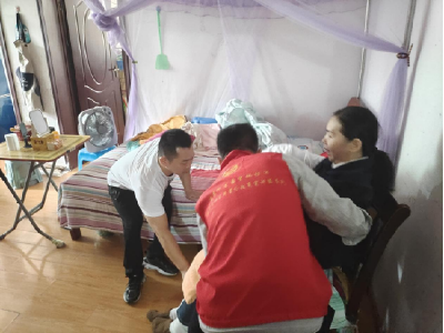 温泉街道希望桥社区：志愿者暖心护送 为居民搭起“爱心阶梯”  