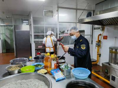 咸安全面排查整治幼儿园食堂食品安全