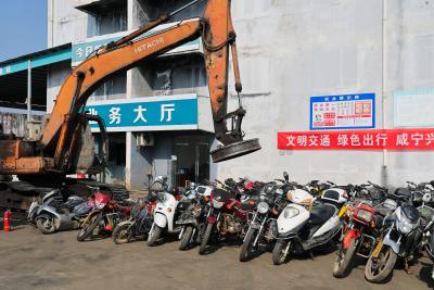 咸安集中销毁98辆报废车辆　筑牢道路交通安全防线