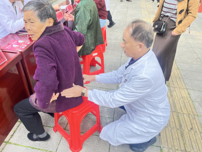 书台社区：九九重阳享佳节 商社同行送温暖