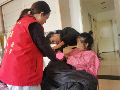 温泉街南昌路社区：爱心义剪上门 便民服务解忧