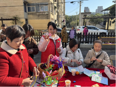 温泉街道滨河社区：暖心聚家园 初冬享温情  