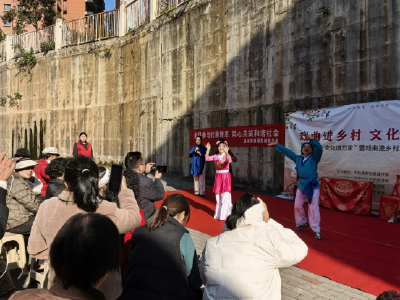 温泉街道福星城党总支：戏曲飘香进小区 邻里欢聚乐开怀  