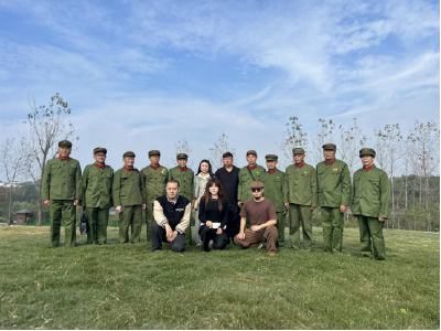 爱心企业情系国防 焱铖影视慰问老兵