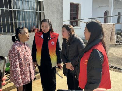 赶集买年货 敲门送温暖 咸安区民政局冬日民生服务“双线”暖民心