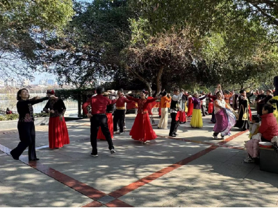 温泉街道滨河社区：银发绽芳华 艺韵暖人心