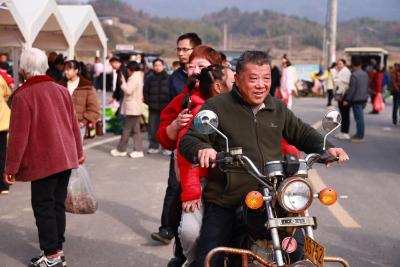 大幕乡石桥赶集记：一场找回乡土、连接情感与看见未来的乡村实践