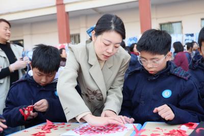 咸宁咸安：扎染剪纸润校园 非遗实操传古韵
