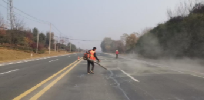 冬季养护“黄金期” 精细灌缝保畅通