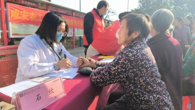 农工党咸安区总支：“助医”义诊进乡村 爱心礼包传温情