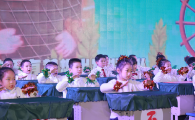 咸宁实验外国语学校：童心向未来 课桌舞风采