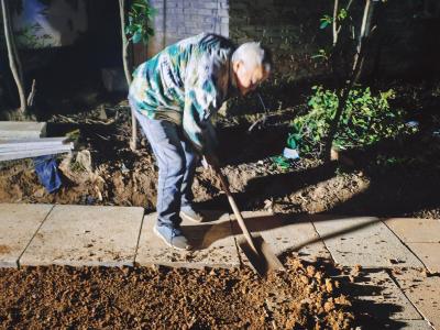 七旬老翁夜拾废砖铺就“暖心路”