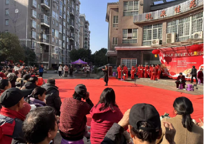 温泉街道十六潭社区：喜迎元旦 情暖邻里