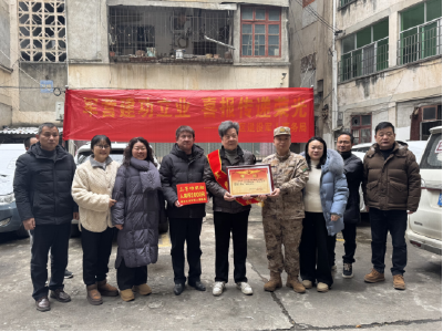 温泉街道希望桥社区：喜报登门传荣光 拥军优属暖人心