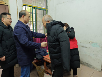 温泉街道万年路社区：寒潮送温暖 关怀暖夕阳  