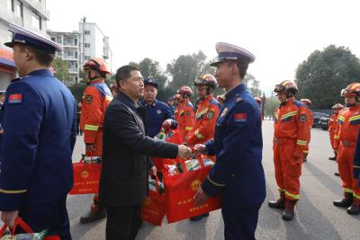 省总工会“送温暖”活动走进咸安 一线职工乐享“娘家人”关怀