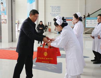 省总工会“送温暖”活动走进咸安