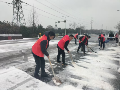 贺胜桥镇党员干部战风雪保民生 筑起寒潮中的“温暖防线”