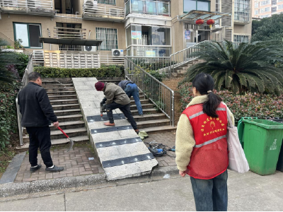 温泉街道希望桥社区：优化无障碍坡道 防滑改造护出行