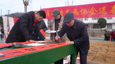 咸安区科经局开展新春惠民活动