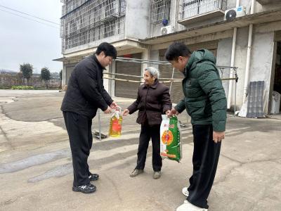 寒冬送暖 情系民生