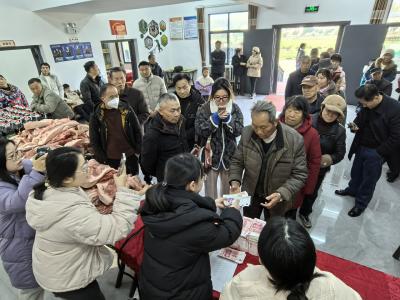 咸安区汀泗桥镇黄荆塘村八组29户村民喜领分红款