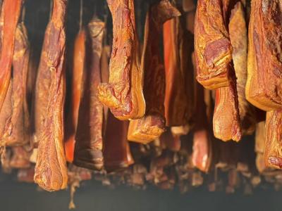 咸安：柴火慢熏腊味香 传统年货俏四方