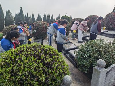 鄂南烈士陵园迎来首批清明祭扫学生