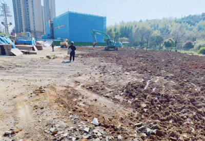 咸安多部门联手整治储备用地 昔日“乱倒点”变身平整地