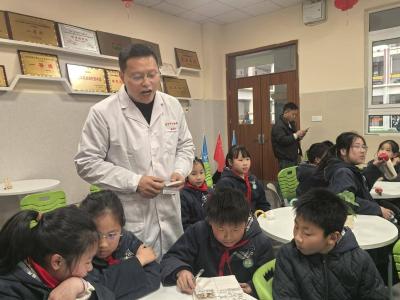 传承从娃娃抓起 咸宁实验小学“中医少年堂”圈粉42名小学徒