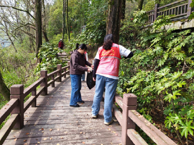 温泉街道万年路社区：巡河护岸迎咸马 洁净湾畔展新颜  