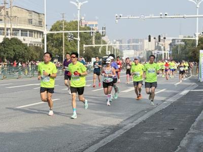 奔跑吧，咸宁马拉松（外一首）