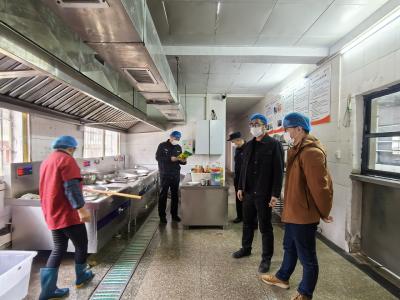 多方联动齐发力 全力护航开学季——向阳湖镇校园周边环境综合整治行动首日启动