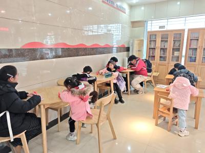 严洲村农家书屋开展“书香润童心”主题阅读活动