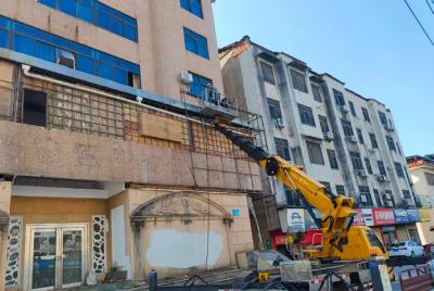 咸安区城管执法局:拆除大型隐患广告牌 筑牢城市安全防线