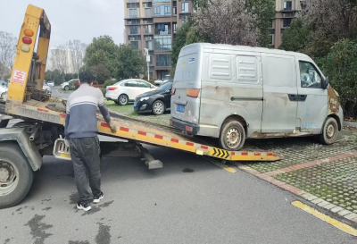 盘泗洲社区：清除“僵尸车”  筑牢安全线