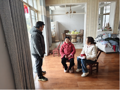 向阳湖镇宝塔村：入户服务送温暖 辅具申请解民忧