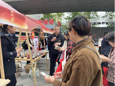 温泉：国家安全日禁毒宣传走进万达广场（吴宏图）