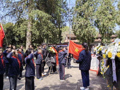 希望桥社区：校社联动祭英烈 红色教育润童心  