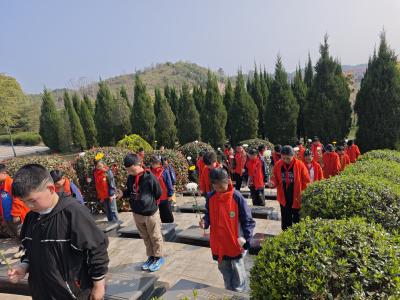 徒步缅怀英烈志 红色基因代代传 ——向阳湖镇广东畈小学赴鄂南烈士陵园开展清明祭扫活动 清