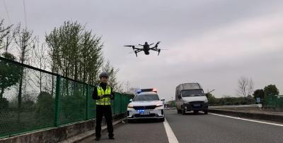 清明假期车流高位运行 高速交警多措并举守护路畅人安