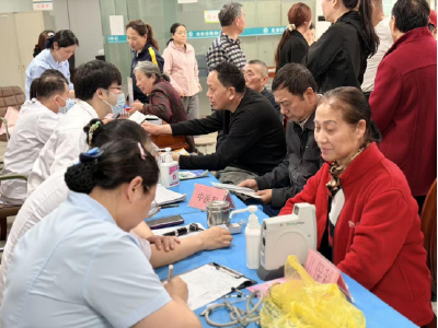 温泉街道十六潭社区：健康服务进社区 义诊惠民暖人心  