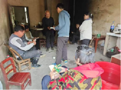4月27日，一场特殊的“串门”——高桥镇计生专干进村入户送婚育新风