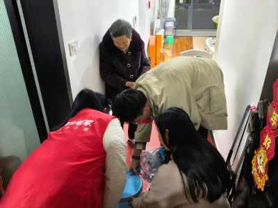 银桂社区“桂乡管家啄暖护老”志愿服务队暖心送水解民忧