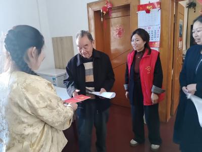 区信访局：清洁家园焕新颜 普法宣传润民心 