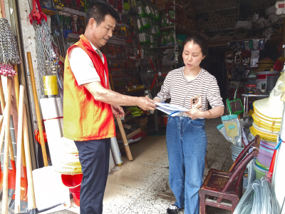 开展铁路护路入户宣传，筑牢安全防护屏障